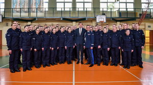 Zdjęcie Komendanta Wojewódzkiego Policji w Łodzi oraz Wojewody Łódzkiego wraz z nowo przyjętymi policjantami