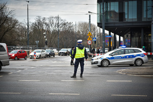 policjant kierujacy ruchem