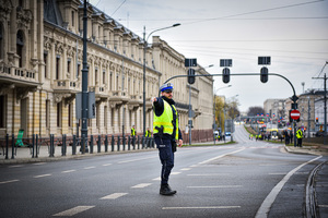 policjant kierujacy ruchem