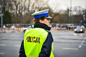 policjant stojący przy ulicy