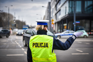 policjantka w mundurze stoi na skrzyżowaniu