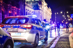 Policyjny radiowóz biorący udział w zabezpieczeniu spotkania &amp;quot;Bukaresztańskiej Dziewiątki&amp;quot;