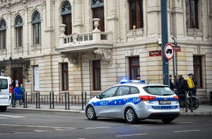 Policyjny radiowóz biorący udział w zabezpieczeniu spotkania &quot;Bukaresztańskiej Dziewiątki&quot;