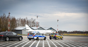 Policyjna eskorta na terenie łódzkiego lotniska.