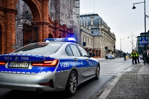 Policyjny radiowóz biorący udział w zabezpieczeniu spotkania &quot;Bukaresztańskiej Dziewiątki&quot;