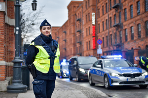 Policjant biorący udział w zabezpieczeniu spotkania &quot;Bukaresztańskiej Dziewiątki&quot;