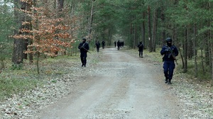 las, po drodze idą policjanci