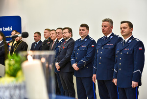 Komendanci Komendy Wojewódzkiej Policji w Łodzi stoją w szeregu.