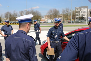Policjanci ruchu drogowego zapoznają się z techniką jazdy.