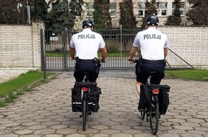 Policjanci jada na rowerach.