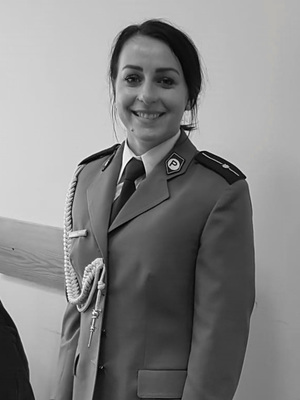 Policjantka w mundurze.