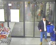 monitoring sklepowy mężczyzna wychodzi ze sklepu