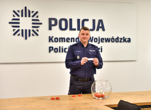 I Zastępca Komendanta Wojewódzkiego Policji w Łodzi inspektor Tomasz Olczyk. podczas losowania grup w turnieju piłkarskim.