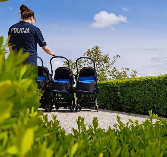 policjantka na spacerze z trojaczkami