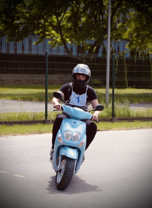 Uczestnik konkursu jedzie na motocyklu.