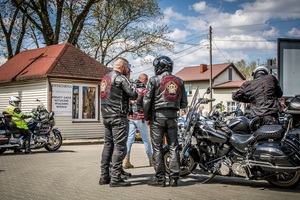 Mężczyźni stoją przy motocyklach.