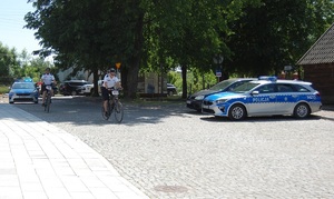Policjanci jadą na rowerach.