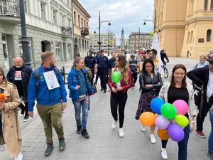 Damian z towarzyszami i policjantami spacerując ulicą Piotrkowską.