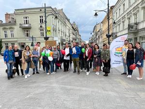 Damian z towarzyszami i policjantami spacerując ulicą Piotrkowską.