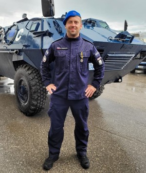 Policjant w mundurze.