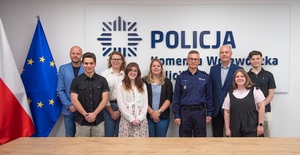 Studenci stoją razem z Komendantem Wojewódzkim Policji w Łodzi