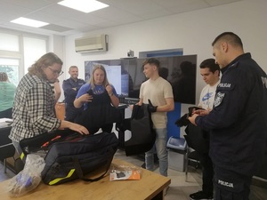 Studenci przymierzają sprzęt policyjną.