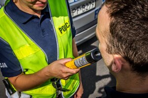Policjant sprawdza trzeźwość