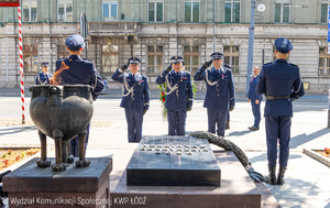 Komendant wojewódzki Policji w Łodzi i I Zastępca Komendanta Głównego Policji oddają hołd przed pomnikiem.