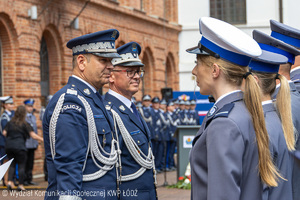 Komendant Wojewódzki Policji w łodzi i I Zastępca Komendanta Głównego stoi przed policjantkami.