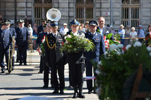 Komendanci Policji i Straży Pożarnej składają kwiaty przed Grobem Nieznanego Żołnierza.