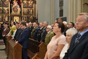 Na zdjęciu widać samorządowców oraz przedstawicieli służb mundurowych.