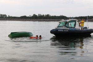 Policyjna łódka w trakcie ćwiczeń ratowania ludzi w wodzie.