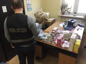 policjant  z zabezpieczoną kontrabandą