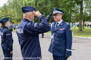 Komendant Wojewódzki Policji w Łodzi wita się z nowo przyjętymi funkcjonariuszami.