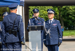 Komendant Wojewódzki Policji w Łodzi przyjmuje meldunek o zakończeniu uroczystości.