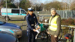tomaszowska policjantka daje odblaski rowerzystce