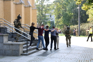 na zdjęciu widać policjantów wyprowadzających zakładników.