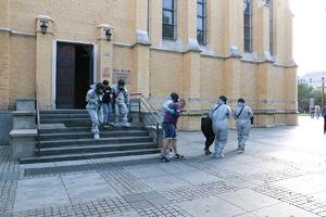 zdjęcie przedstawia policjantów wyprowadzających zakładników przetrzymywanych  w katedrze.