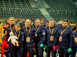 policjanci pozują do zdjęcia z fantomem podczas World Restart A Heart Day 2023.
