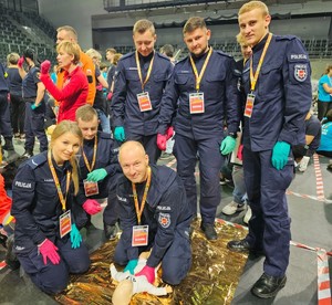 policyjna drużyna podczas World Restart A Heart Day.