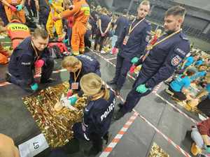 policjanci biorą udział w przedsięwzięciu promującym poprawne wykonywanie RKO.
