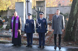 Delegacja Komendy Wojewódzkiej Policji w Łodzi przed grobem.