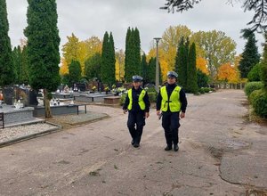 Policjanci w trakcie patrolu po terenie nekropolii.