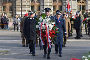 Komendant Wojewódzki Policji w Łodzi składa kwiaty.