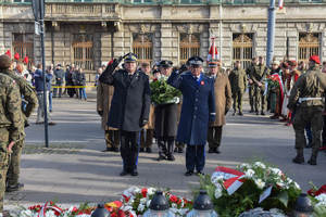 Komendant Wojewódzki Policji w Łodzi składa kwiaty.