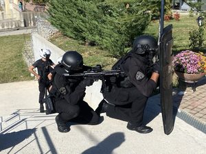 Policjanci z Grecji w trakcie ćwiczeń.