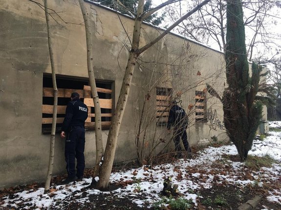 policjanci kontrolują opuszczony budynek pod kątem osób zmagających się z kryzysem bezdomności.