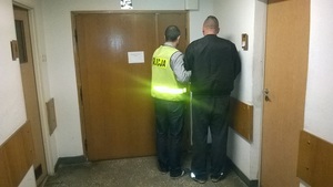 policjant z zatrzymanym