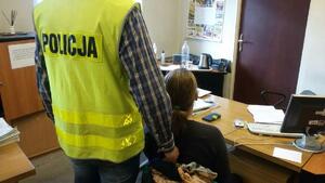 policjant z zatrzymanym