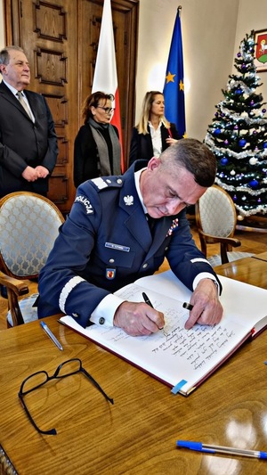 Nadinsp. Sławomir Litwin wpisuje się do Księgi Życzeń Noworocznych Wojewody Łódzkiego.